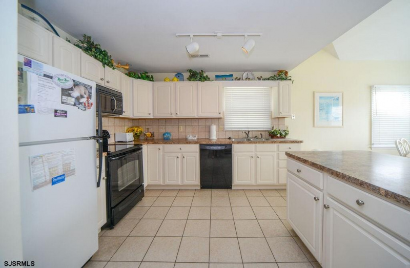 3926 Central 2nd floor, Ocean City, New Jersey 08226, 3 Bedrooms Bedrooms, 8 Rooms Rooms,2 BathroomsBathrooms,Condominium,For Sale,Central 2nd floor,540314