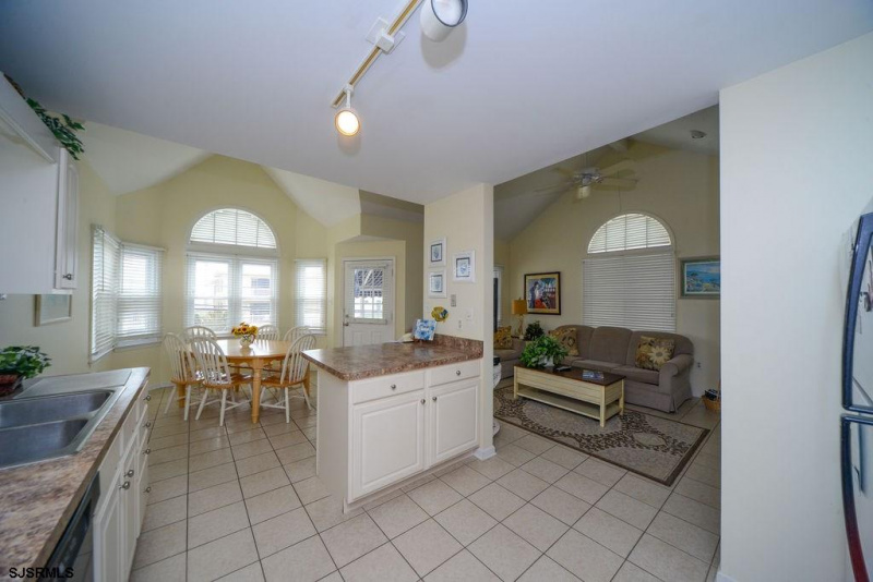 3926 Central 2nd floor, Ocean City, New Jersey 08226, 3 Bedrooms Bedrooms, 8 Rooms Rooms,2 BathroomsBathrooms,Condominium,For Sale,Central 2nd floor,540314