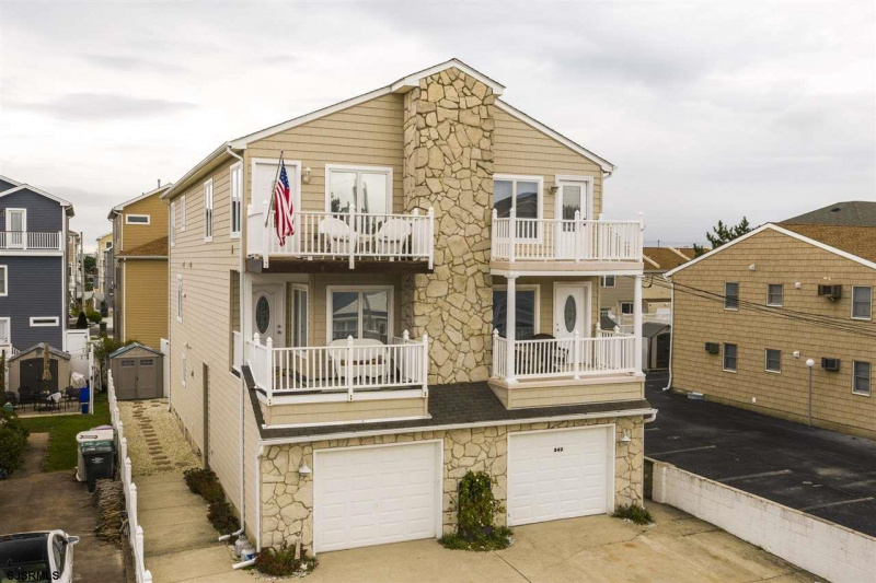 243B 4th, Brigantine, New Jersey 08203, 3 Bedrooms Bedrooms, 6 Rooms Rooms,2 BathroomsBathrooms,Condominium,For Sale,4th,544049